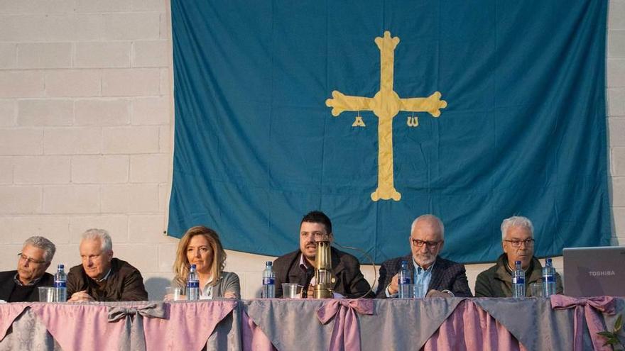 Luis Miguel Montes, Melchor Fernández, María Teresa Mallada, Aitor García, Salvador Gutiérrez y Juan Fernando Rodríguez, ayer, en el acto de presentación de &quot;Mineros de Bimenes&quot;.