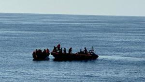 Una embarcaciónm con inmigrantes, junto a Lampedusa, en una imagen de archivo.