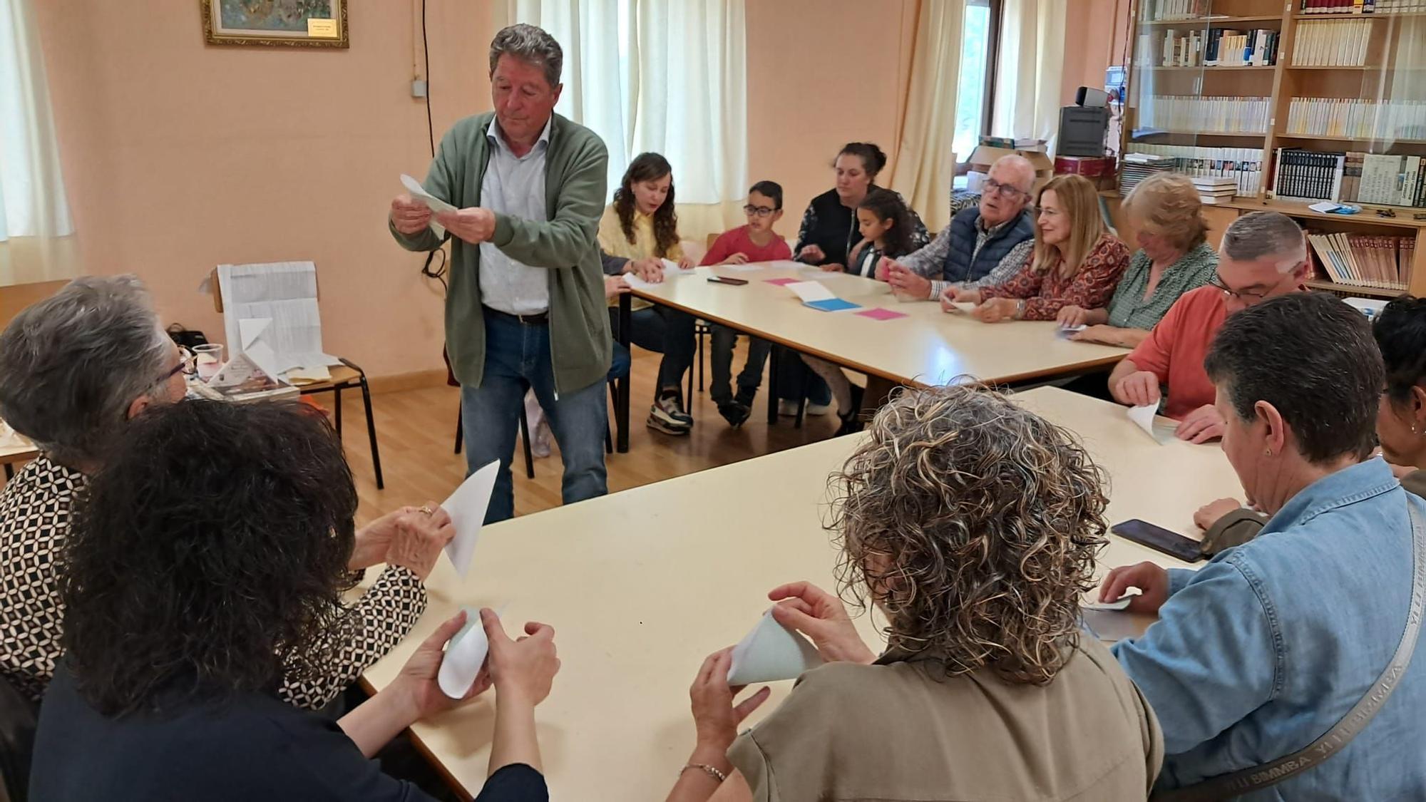 GALERÍA | Villafáfila despide las fiestas de San Isidro con un taller de papiroflexia