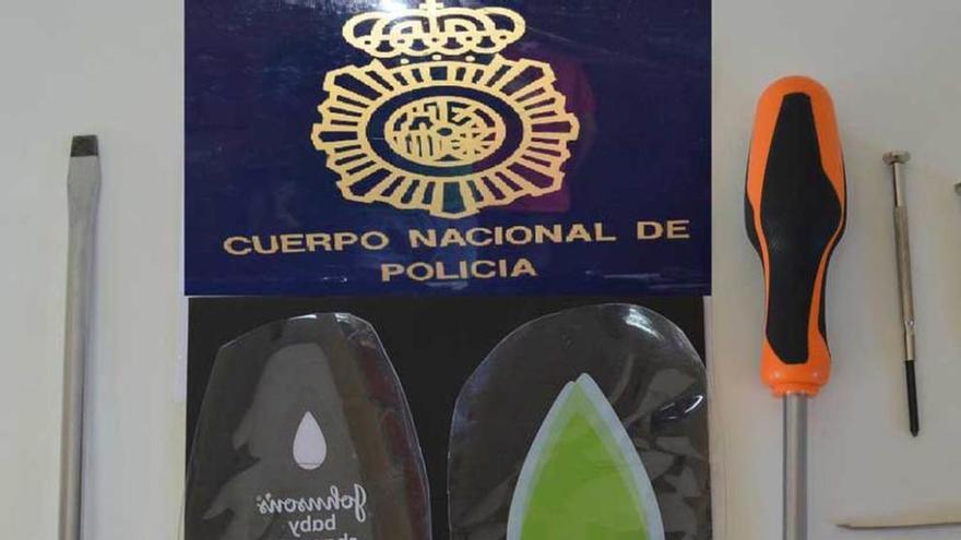 Herramientas y útiles que portaban las dos mujeres arrestadas en el momento de su detención en Avilés.