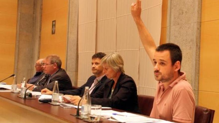 El diputat de la CUP votant en contra al ple de cartipàs.