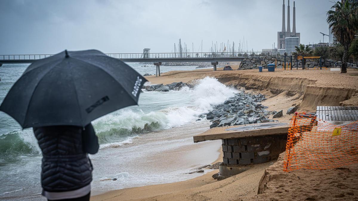 Barcelona 31/03/24 Barcelona. Chequeo de las playas despues del temporal, lluvia. Playa de Badalona gravementer afectada por el temporal Nelson. Playa cerca del: "pont del petroli" y la antigua fábrica de Anís del mono. Se observa como el temporal se ha tragado la playa afectando a estructuras del paseo. marítimo. AUTOR: MANU MITRU