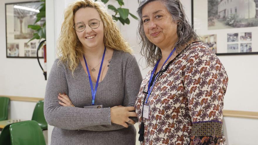 Ls trabajadorasocial Cristina Rey (drcha.), junto a la educadora social Andrea Pérez, en Alborada.  | // RICARDO GROBAS