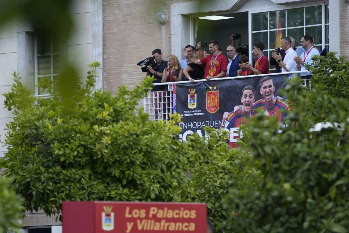 Los Palacios se rinde a Fabián y Gavi, sus campeones del mundo