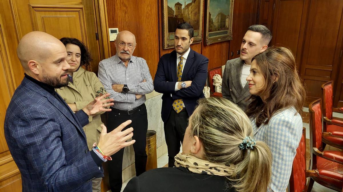 Visita de Iván Puentes y Yoya Blanco al consistorio de Vitoria-Gasteiz.