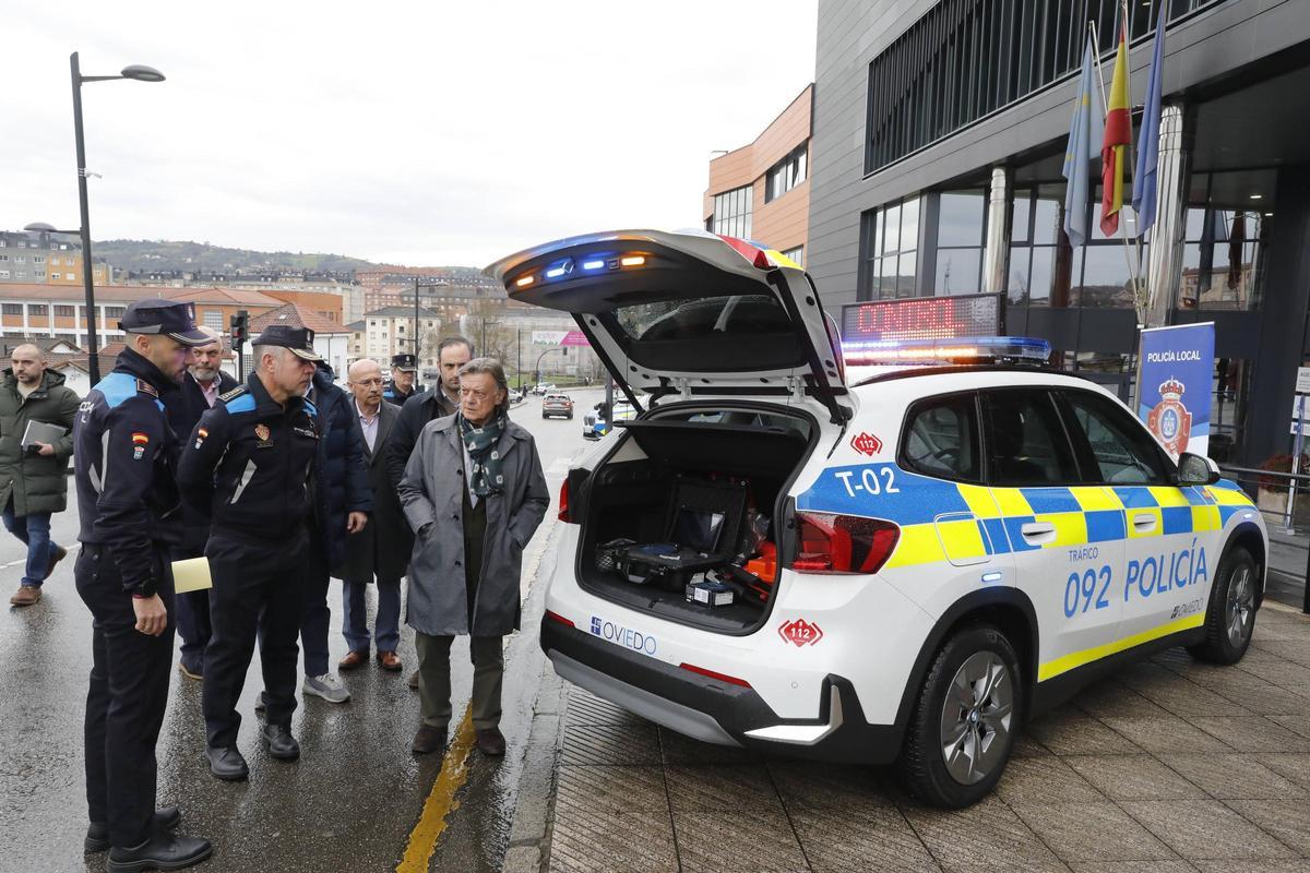 El concejal de Seguridad Ciudadana, José Ramón Prado, habla con un grupo de agentes de la Policía Local mientras le muestran el maletero de uno de los coches nuevos.