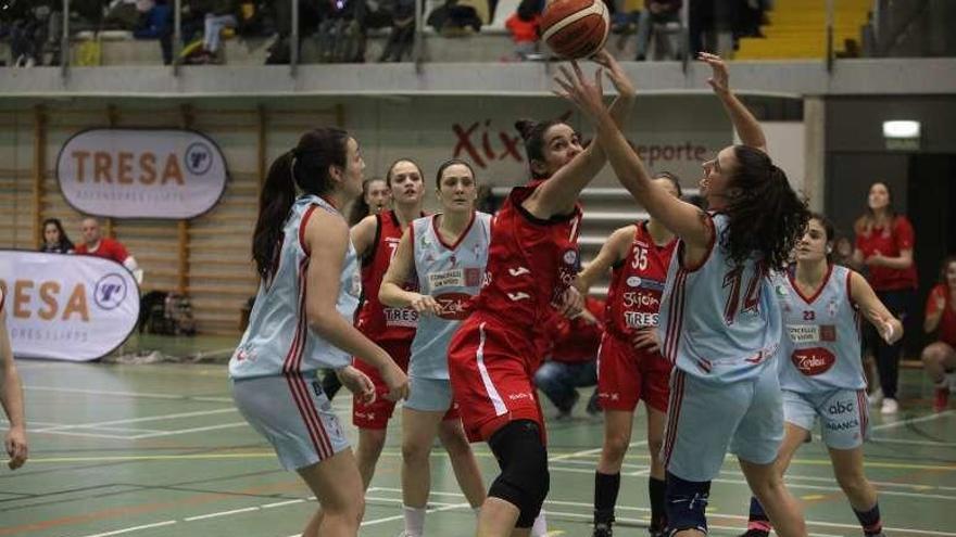 Sangalli y Carrera luchan por un balón.