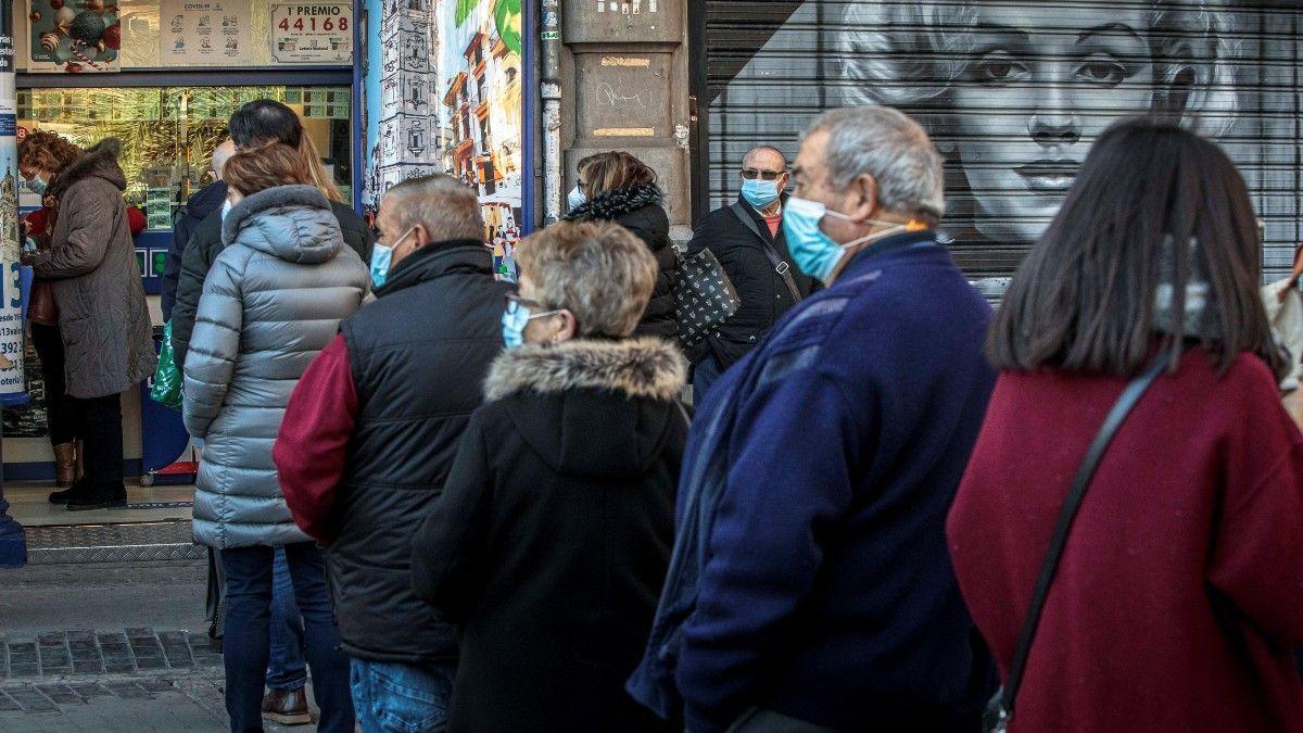 Persones fent cua davant d&#039;una administració de loteria