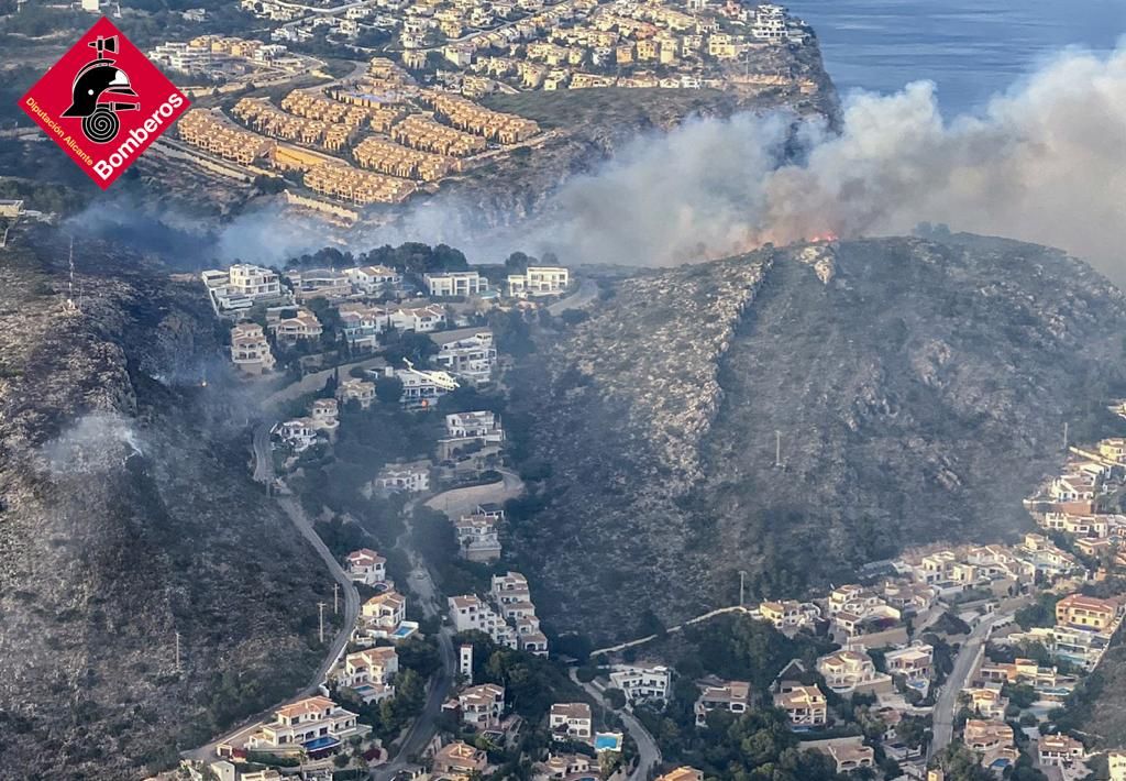 Incendio en la cala Llebeig en Marina Alta