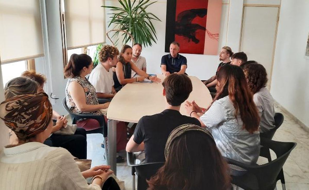 La reunion con el alcalde de Altea (en el centro de la imagen) de los estudiantes que iran en agosto a Noruega.