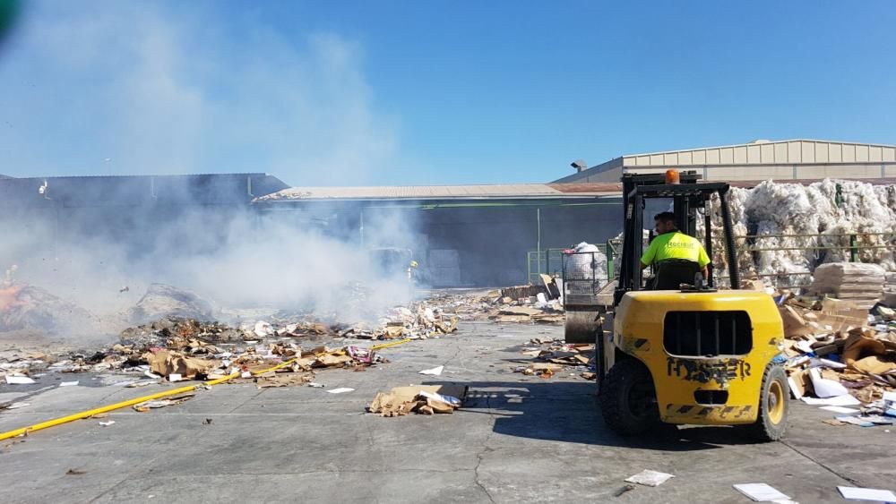 Incendio en el polígono Villa Rosa de Málaga