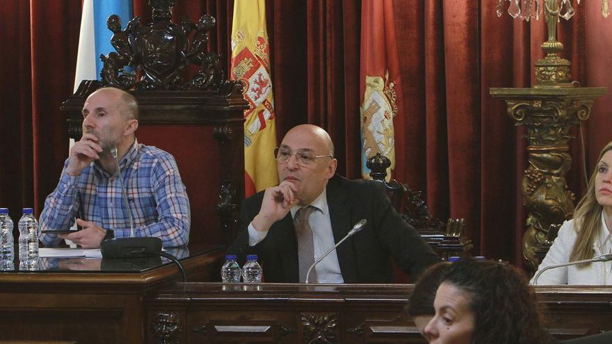 Gonzalo Jácome y Armando Ojea en el pleno del Concello de Ourense de ayer. |   // IÑAKI OSORIO