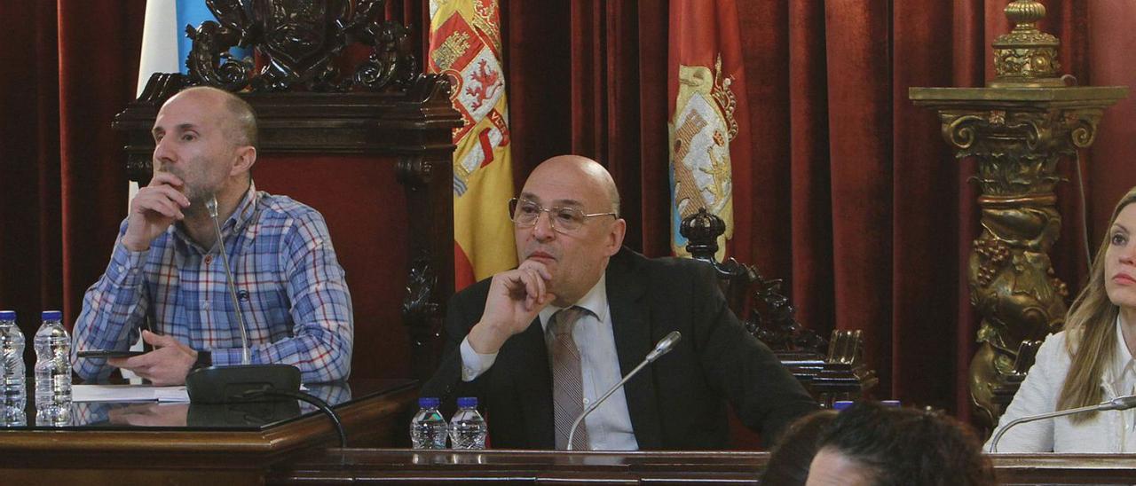 Gonzalo Jácome y Armando Ojea en el pleno del Concello de Ourense de ayer. |   // IÑAKI OSORIO