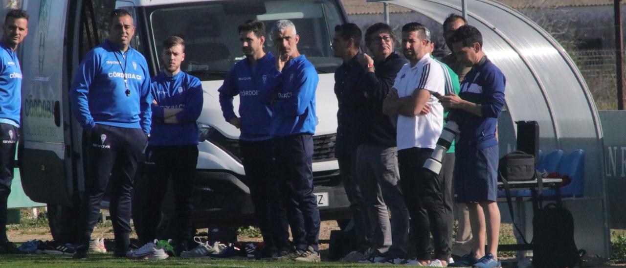 El cuadro médico, técnicos y directivos en la sesión de entrenamiento de hoy en la Ciudad Deportiva.