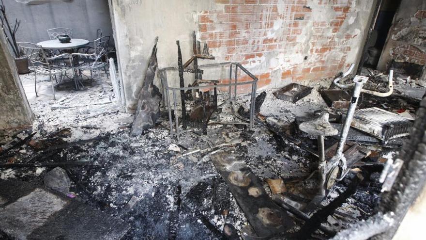 Un incendio arrasa la planta baja de una vivienda en Córdoba