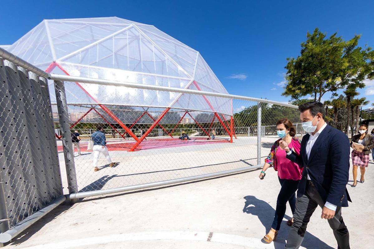 Cúpula geodésica en el parque de La Granja de Zaragoza.
