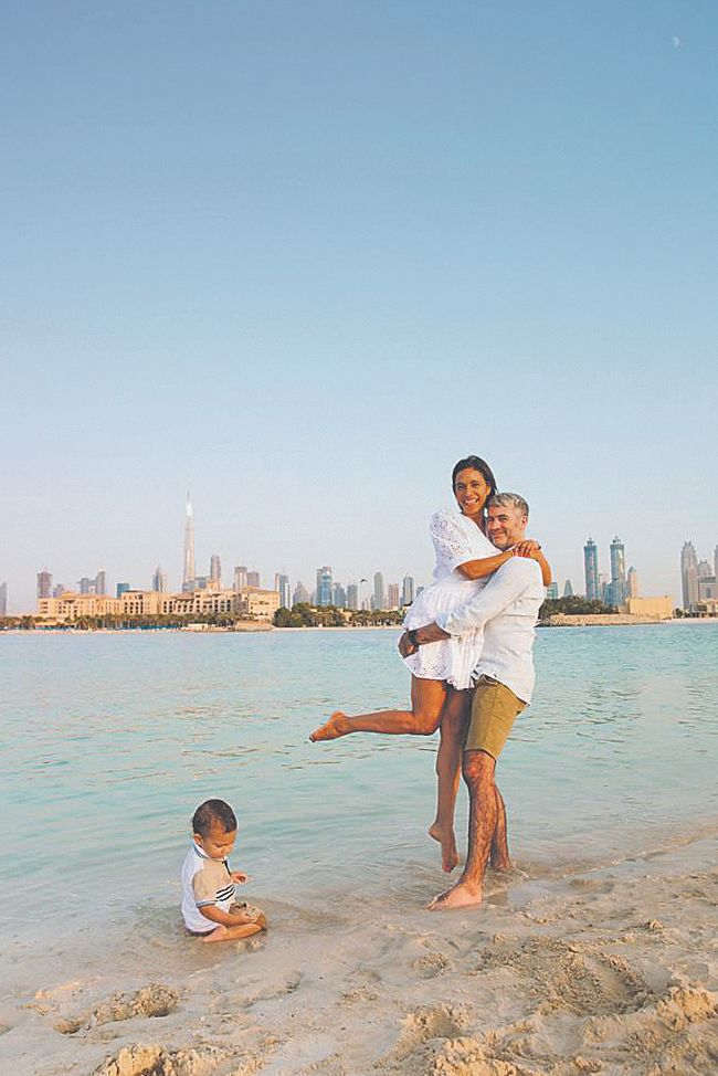 Ángel Fernández, Paula y Lucas en la playa de Tiara.