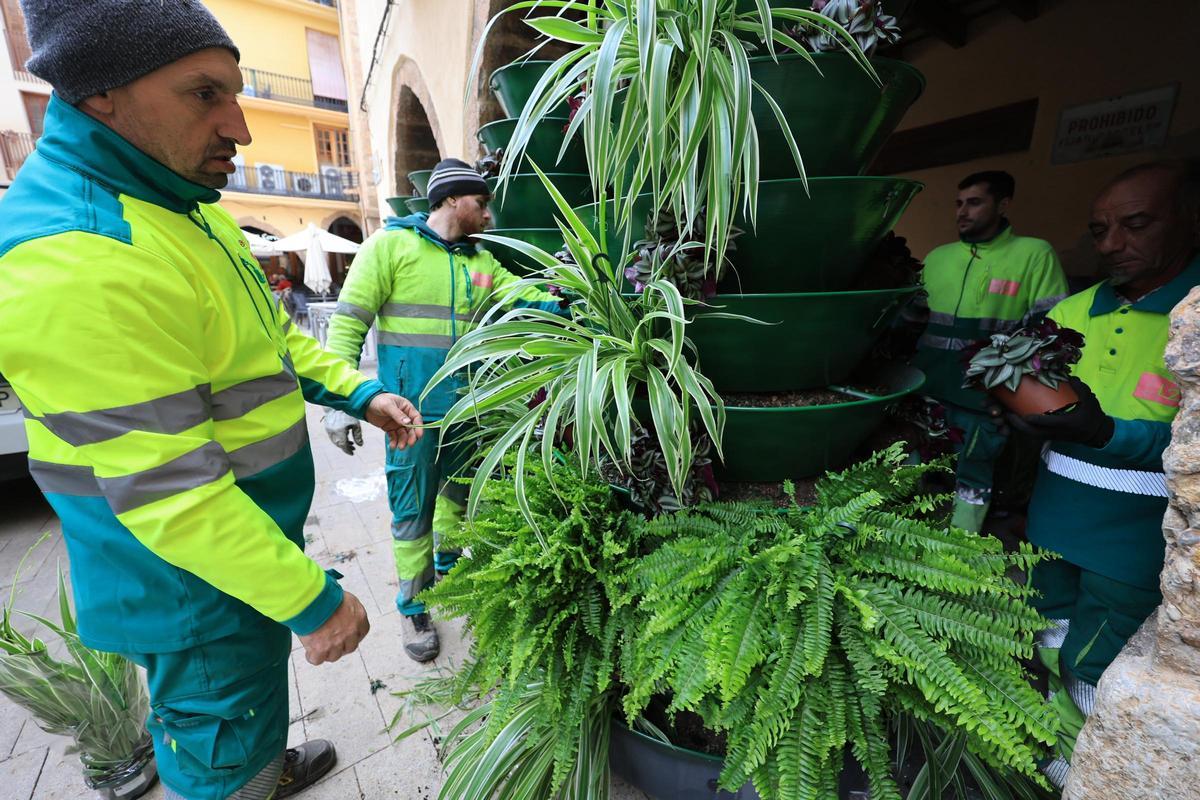 Fotogalería I Vila-real instala su árbol de Navidad más sostenible en la plaza de la Vila
