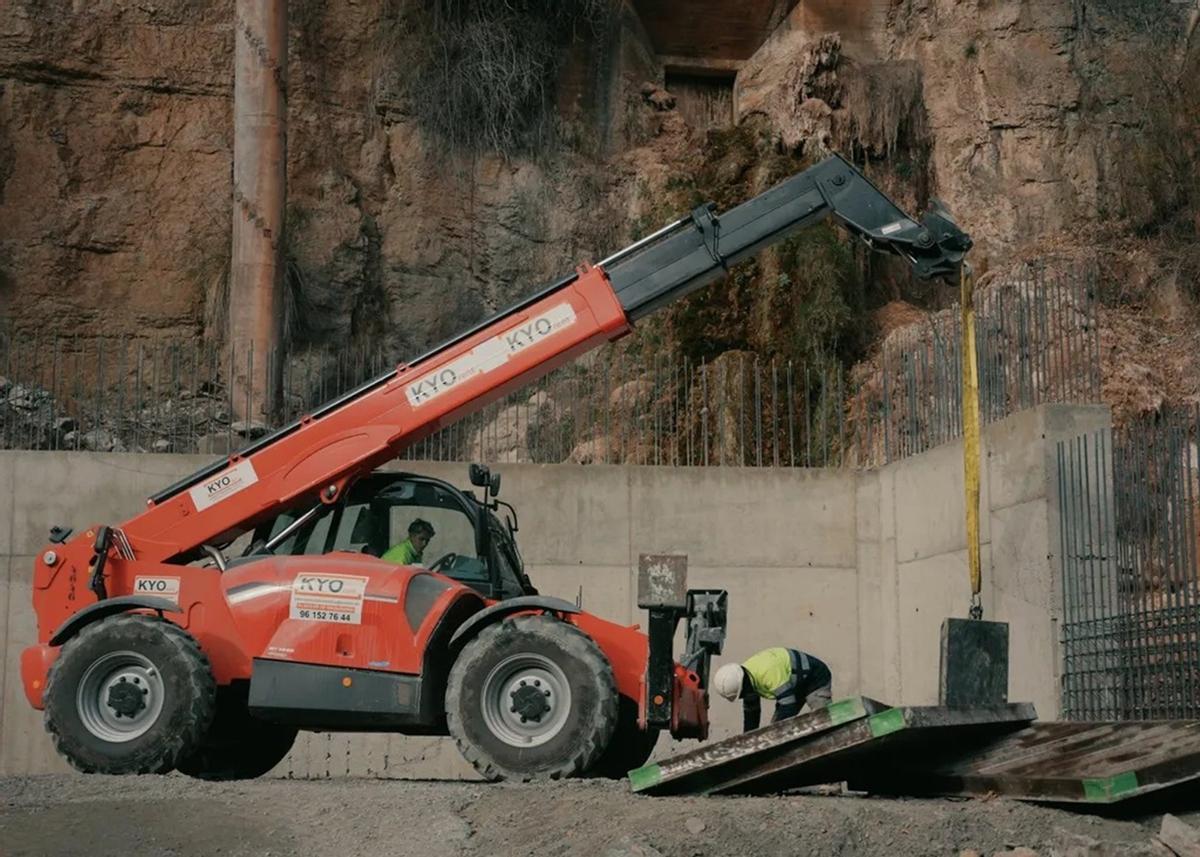 Operarios trabajan en las obras de la futura central hidroeléctrica de Arenós, en Montanejos.