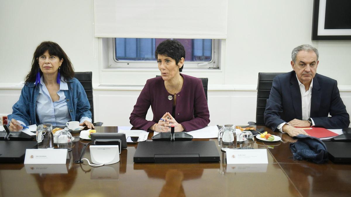 Ana Redondo, ministra de Igualdad; Elma Saiz, ministra de Inclusión, y José Luis Rodríguez Zapatero, ex presidente del Gobierno, en la segunda reunión del Consejo Asesor de Brecha de Género.