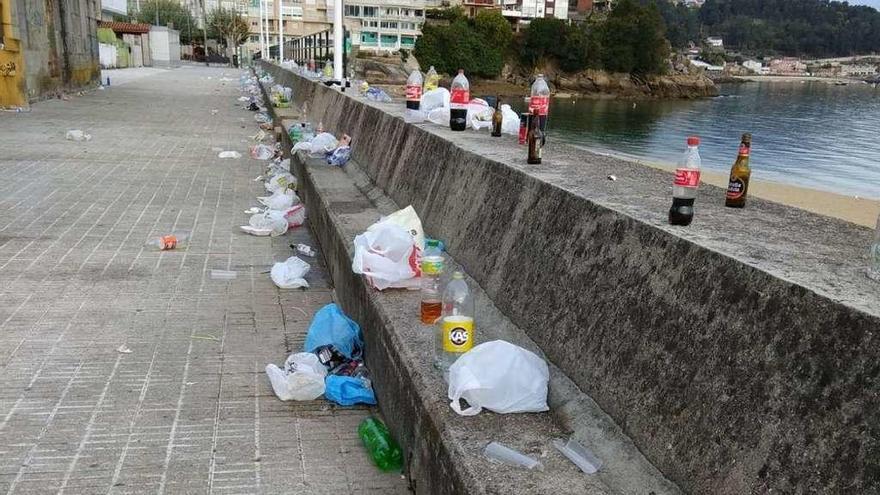 Restos del botellón ayer por la mañana en el paseo de Bueu. // Santos Álvarez