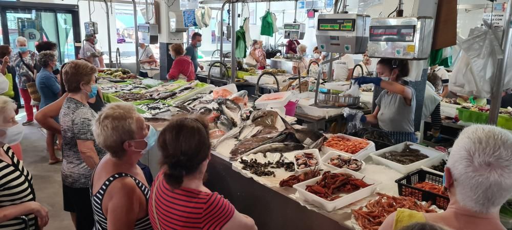 Gran afluencia de público al mercado de Vilagarcía