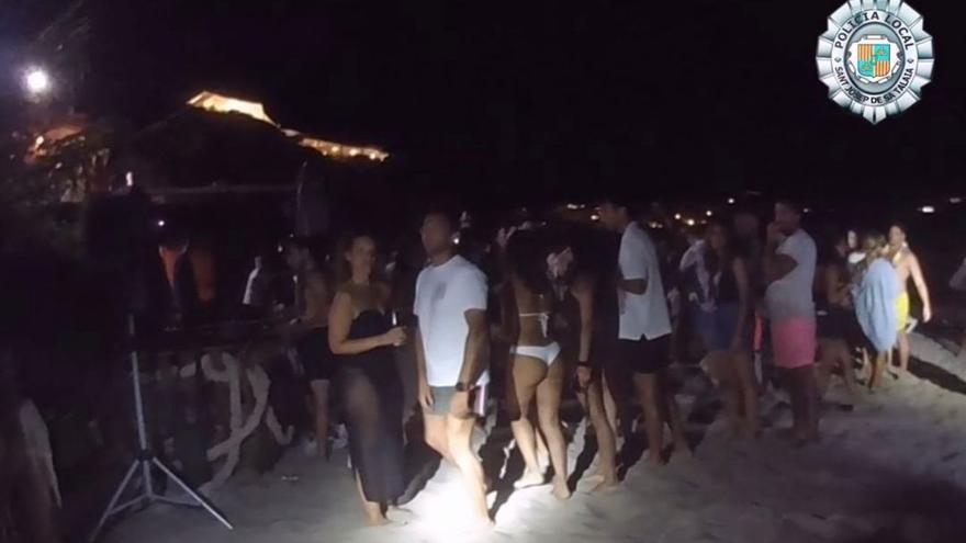 Desembarco de un centenar de personas para una fiesta nocturna en una playa de Ibiza