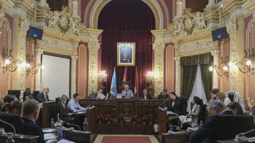 Pleno ordinario celebrado ayer en el Concello. |  Roi Cruz