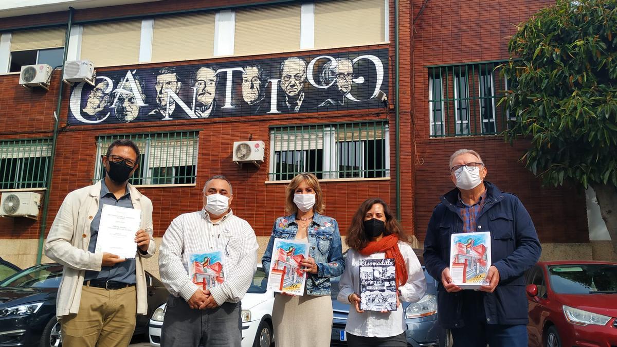 La delegada junto a profesores del IES Grupo Cántico.