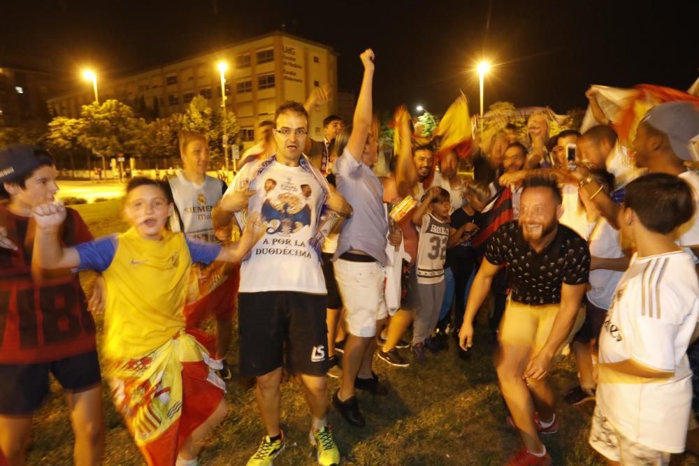 L''afició del Reial Madrid a Girona celebra la Champions