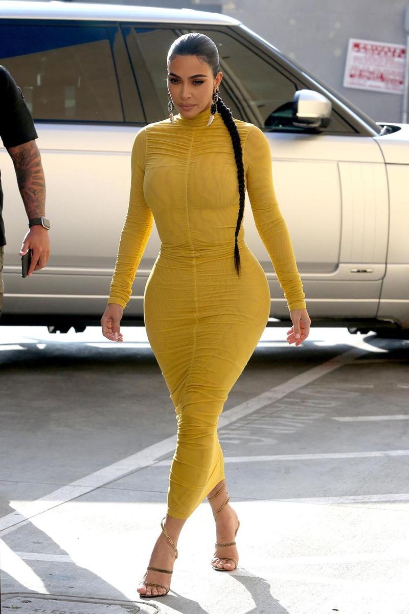 Kim Kardashian, con un ajustado vestido amarillo
