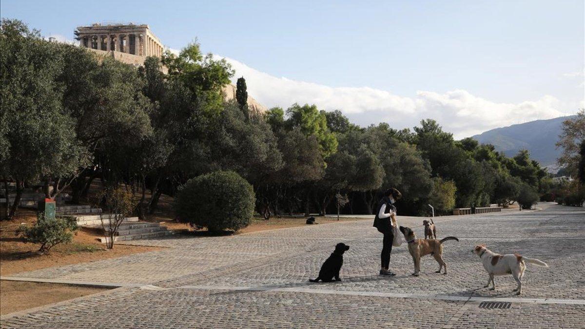 Calles desérticas en Grecia en el inicio del segundo confinamiento