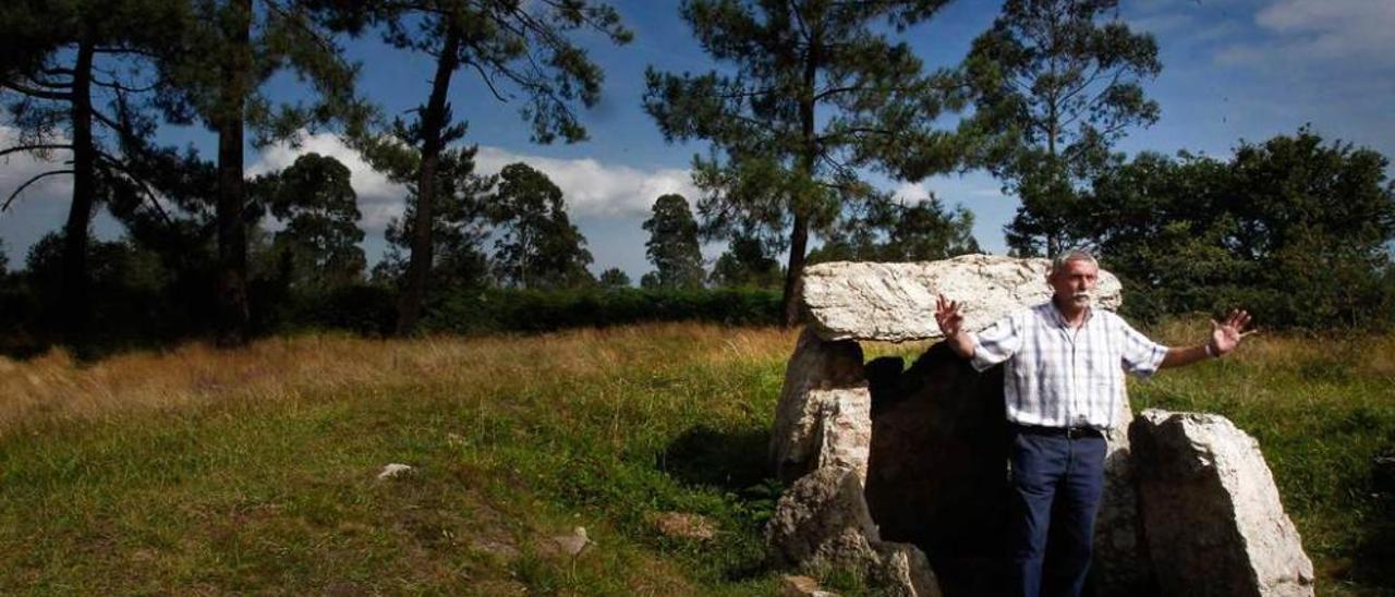 Víctor González, ante el dolmen de &quot;Los Llanos&quot;, el mejor conservado.