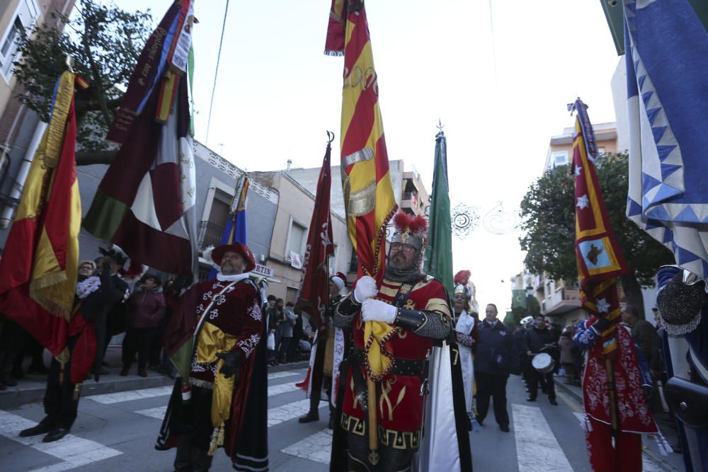 La comparsa Turcos sacude las calles a cinco días de los Moros y Cristianos de Sax