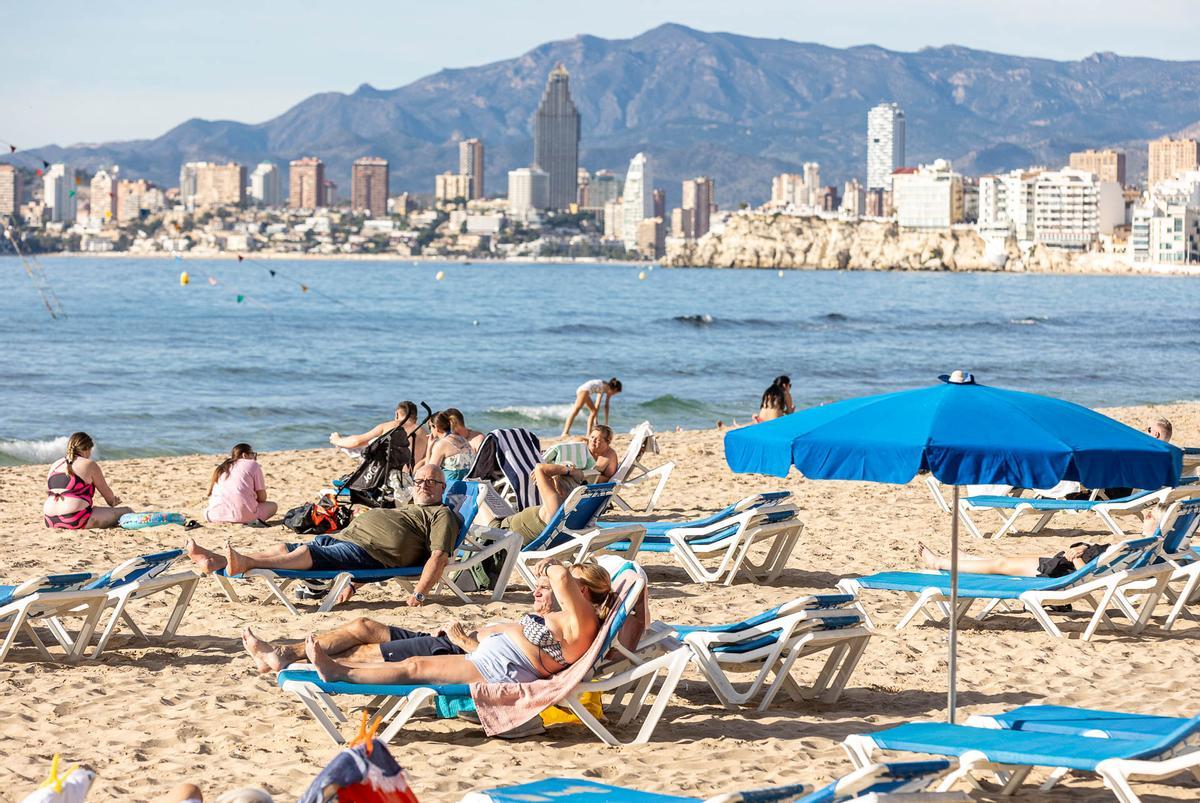 numerosos turistas disfrutan de un soleado Día de la Constitución en Benidorm