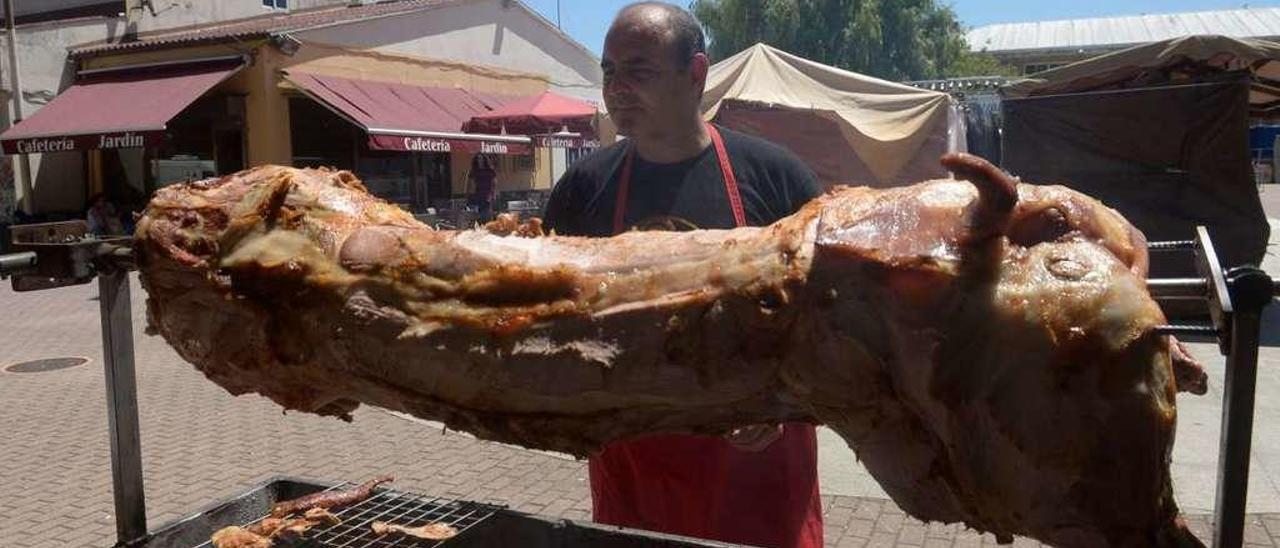 El &quot;porquiño á brasa&quot; fue el ingrediente gastronómico ayer en la fiesta de la cerveza artesana.  // N. P.