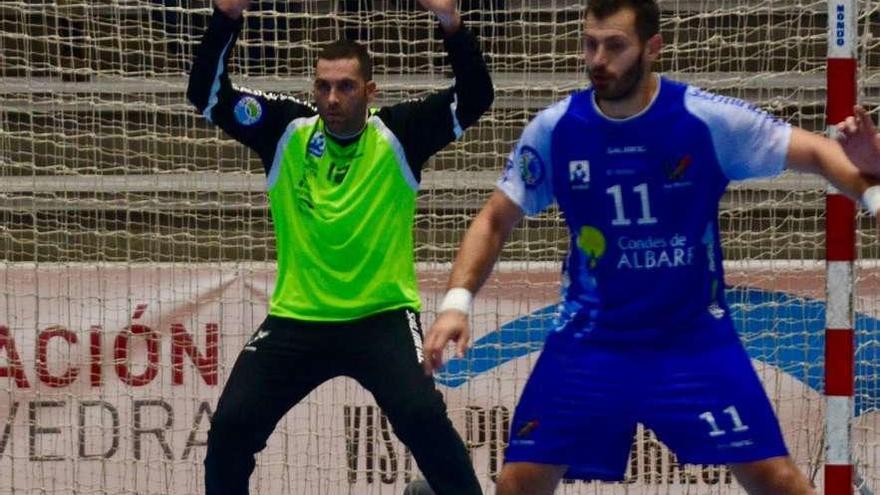 Javi Santana en la portería durante el partido del miércoles contra el Ademar. // Rafa Vázquez