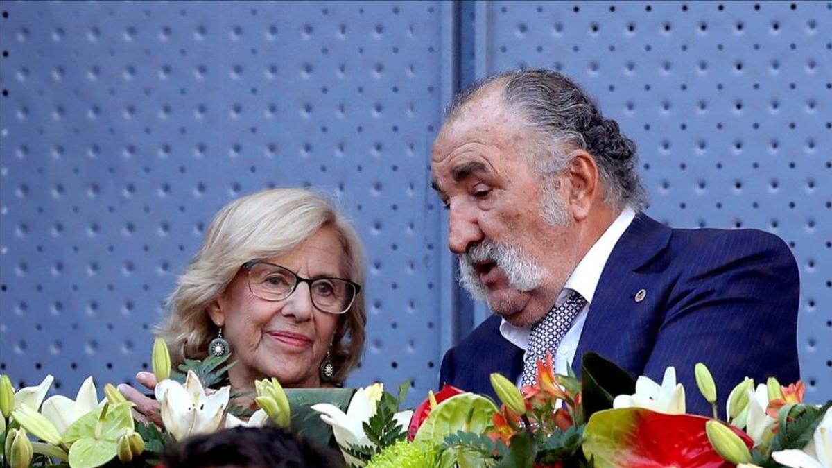 Ion Tiriac, junto a la exalcaldesa de Madrid, Manuela Carmena