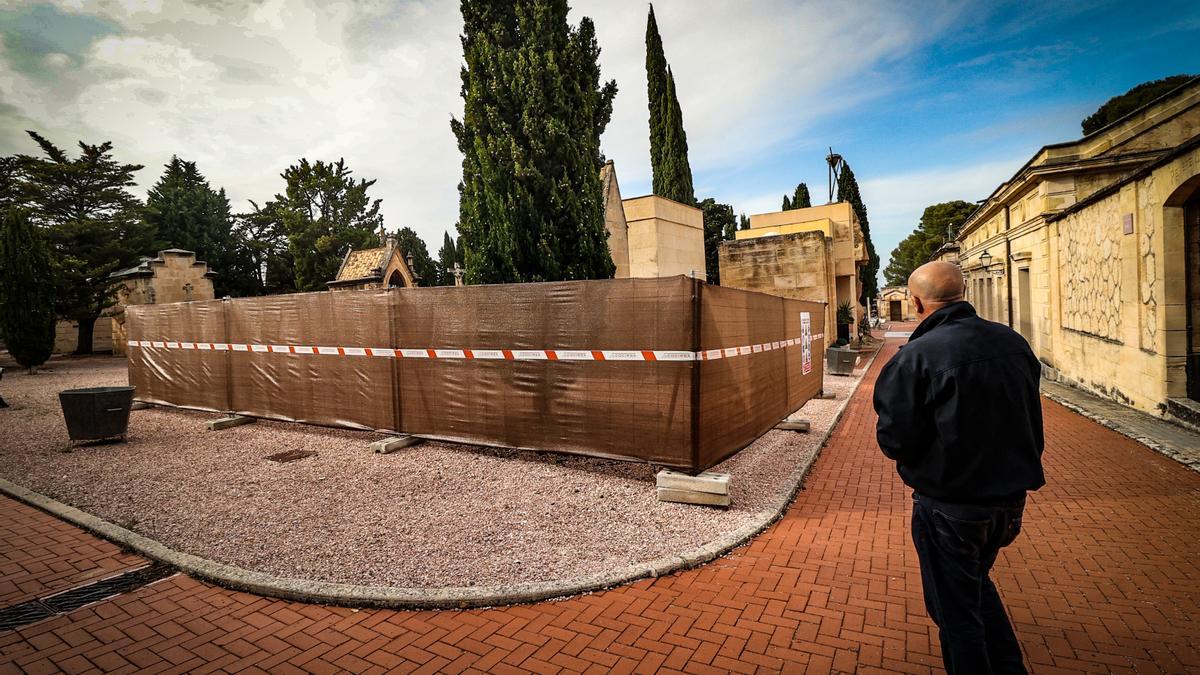 Vallado de la parcela donde se levantará el mausoleo de Camilo Sesto en el cementerio de Alcoy.