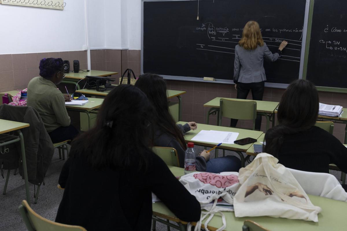 Valencia. VLC . Alumnado de segundo de Bachiller que se prepara para la PAU con su tutora. IES Ballester