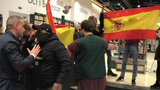 Varios ultras irrumpen con banderas de España en la presentación del libro de Pablo Iglesias