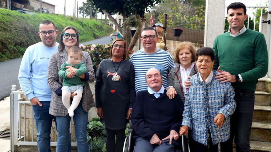 María Puente, de Arnois, sopla 100 velas en familia