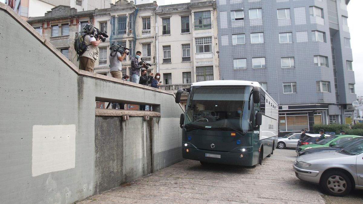 Autobús de la Guardia Civil donde van los acusados por el crimen de Samuel Luiz tras ser citados en el juzgado