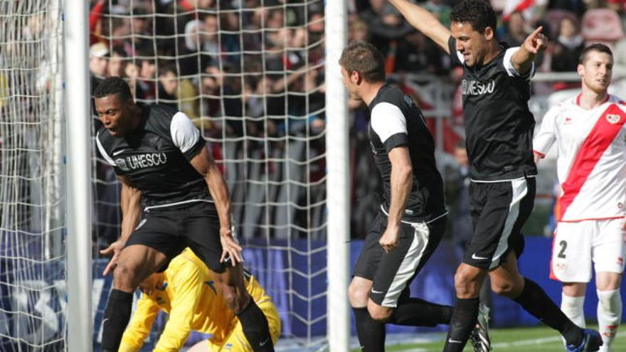 La «Bestia» Baptista celebra su gol con Cobeño en el sueño, detrás.