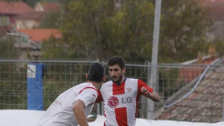 Mauro conduce el balón en un partido anterior del Alondras. // S.Á.