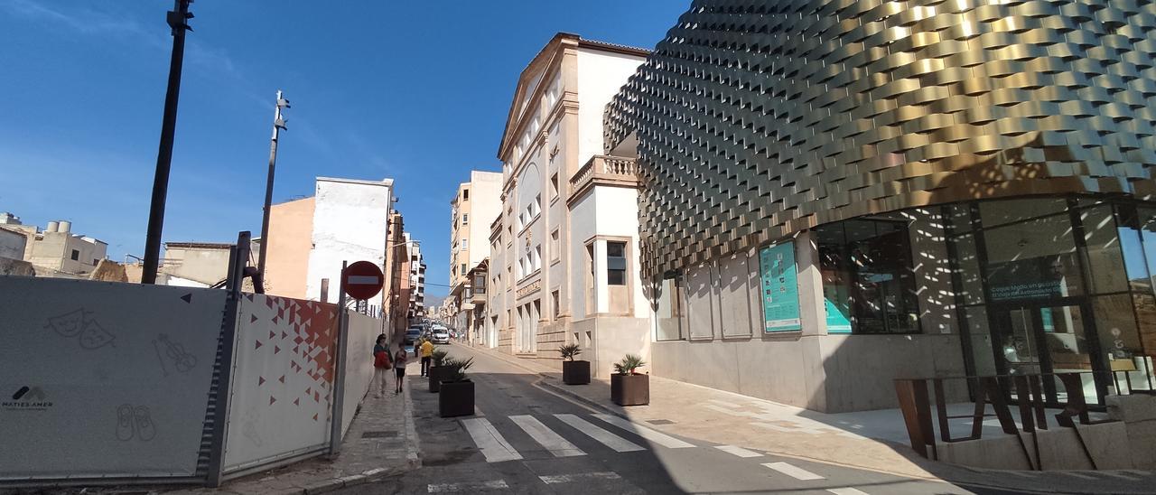 El Teatre Principal, a la derecha, y el solar que se convertirá en una nueva plaza pública, a la izquierda de la imagen.