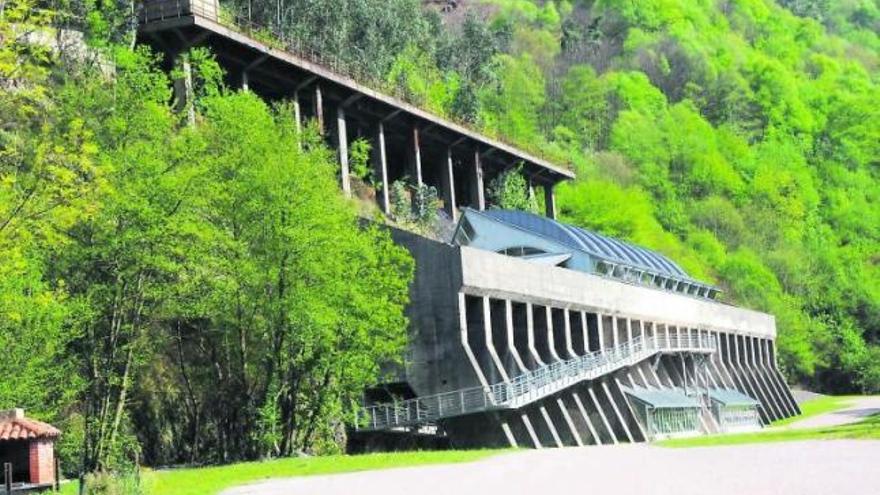 Museo de la lecheríA. El equipamiento ha sido construido aprovechando las viejas tolbas del pozo Montsacro, en el límite de los concejos de Riosa y Morcín, según un diseño del arquitecto Félix Gordillo. La ejecución estuvo trufada de dificultades y el centro sigue cerrado.