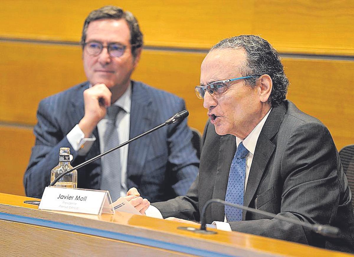 Javier Moll y Antonio Garamendi, ayer en la sede de la CEOE.