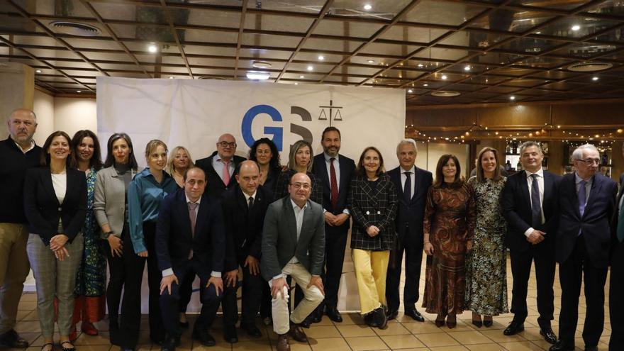 Algunos de los asistentes al V Encuentro de Graduados Sociales, entre ellos los magistrados Jesús María Chamorro (presidente del TSJA) y José Luis Niño (Presidente de la sala de lo Social) , acompañados de un gripo de colegiados. | FERNANDO RODRÍGUEZ