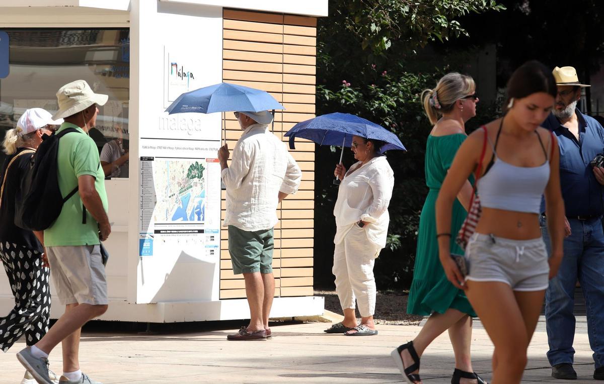 Malagueños y turistas hacen frente a la ola de calor que hoy sufre la ciudad que ha llegado a los  40º grados de máxima a 26 julio de 2022 en Málaga, Andalucía.